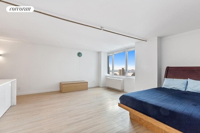 322 W 57th St in New York, NY - Building Photo - Building Photo