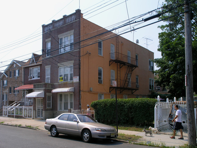 910 E 230th St in Bronx, NY - Foto de edificio - Building Photo