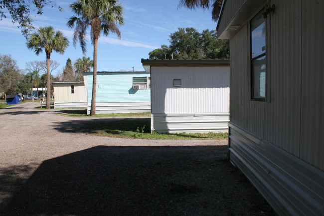 6107 Mabrey Ave in Gibsonton, FL - Building Photo - Building Photo