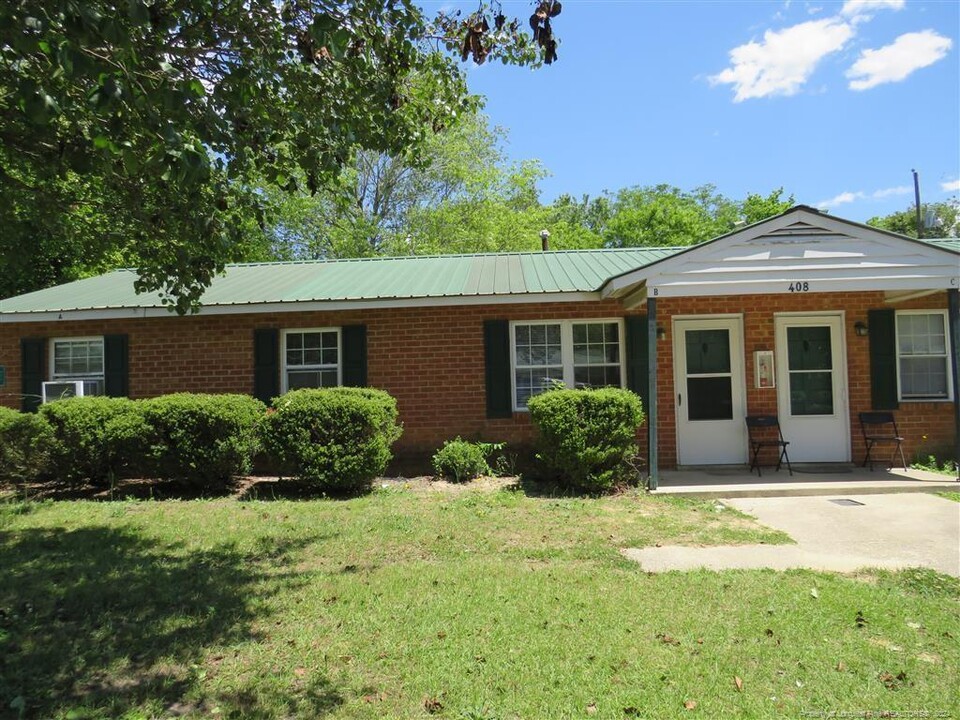 409 Beta St in Laurinburg, NC - Foto de edificio