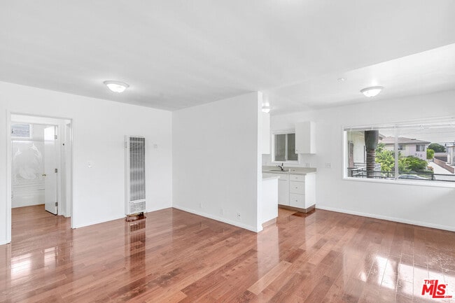 property at 917 N Cedar St