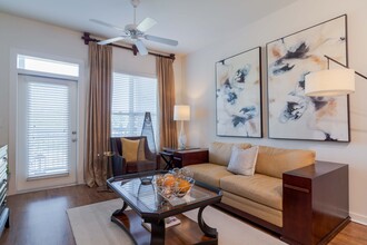 Peachtree Dunwoody Place in Atlanta, GA - Building Photo - Building Photo