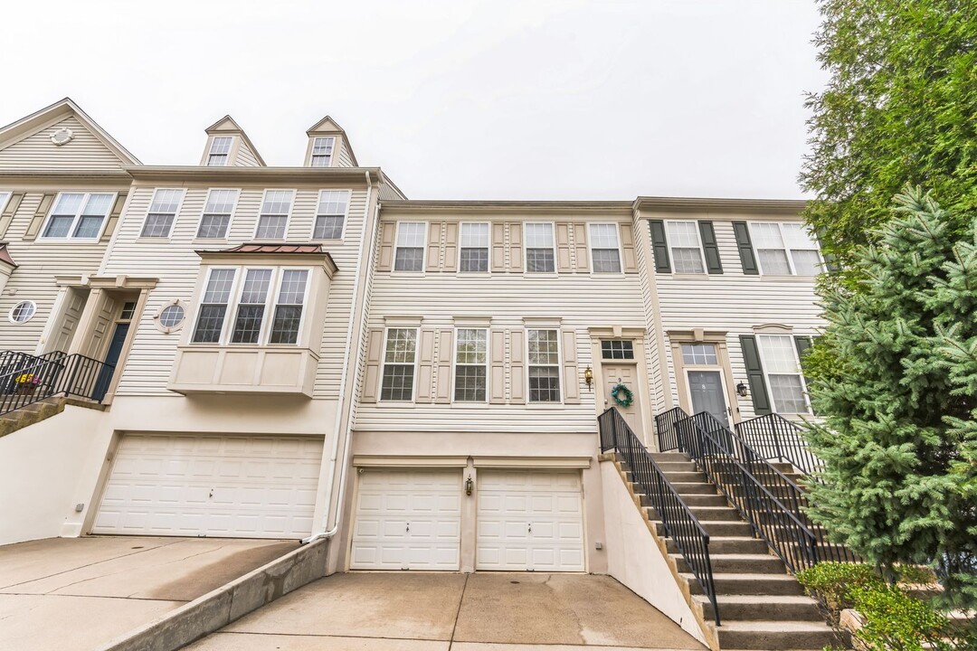 9 Honey Locust Ct in Lafayette Hill, PA - Building Photo