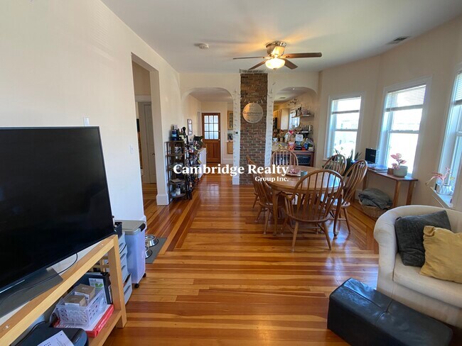 107 Yale St, Unit T in Medford, MA - Foto de edificio - Building Photo