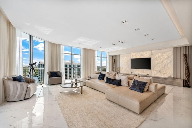17301 Biscayne Blvd in North Miami Beach, FL - Foto de edificio - Building Photo