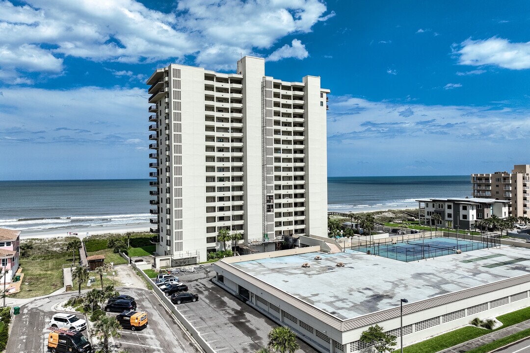 Pelican Point Condominium in Jacksonville Beach, FL - Foto de edificio