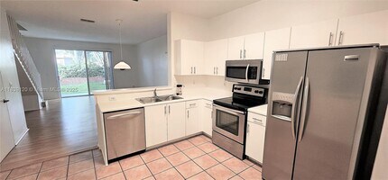 2058 Madeira Dr in Weston, FL - Building Photo - Building Photo