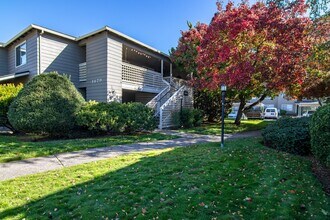 Poplar Village in Medford, OR - Building Photo - Building Photo