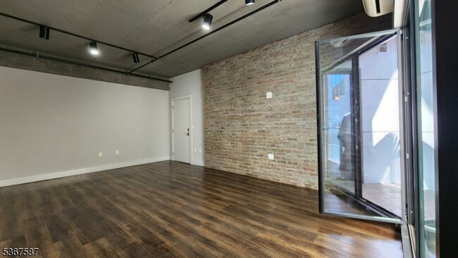 60 Elm St in Newark, NJ - Building Photo - Building Photo