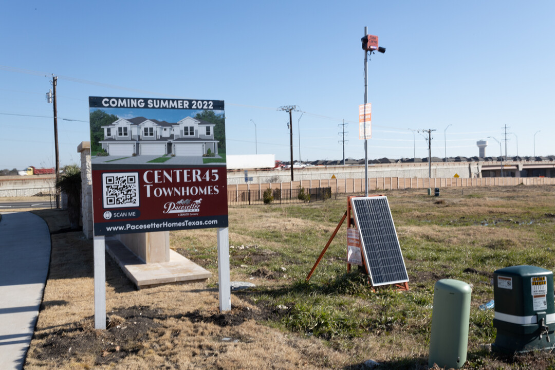 Center 45 Townhomes in Round Rock, TX - Building Photo