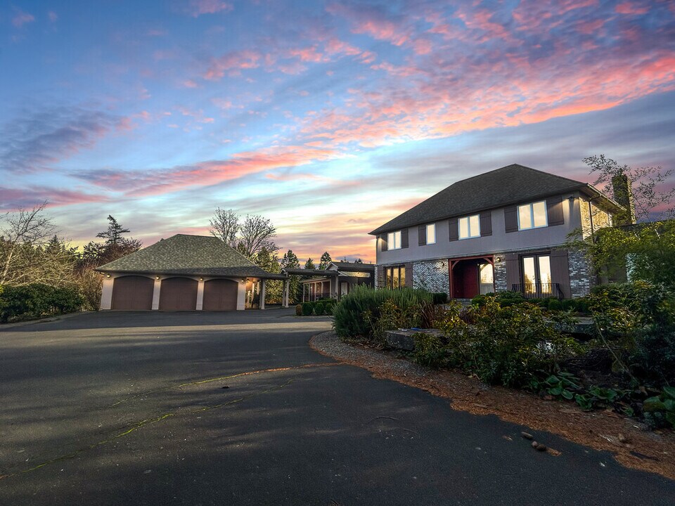 20360 NW Phillips Rd in Hillsboro, OR - Building Photo