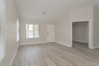 406 Aloha Dr, Unit 6A in Henderson, NV - Building Photo - Building Photo