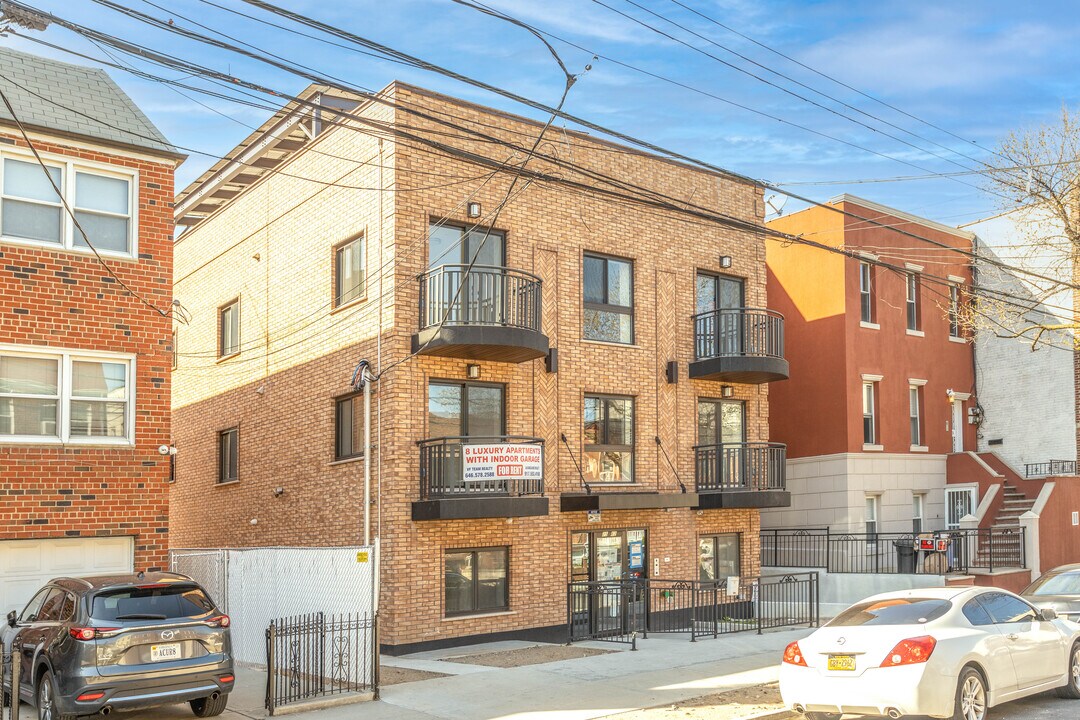 25-82 43rd St in Astoria, NY - Foto de edificio