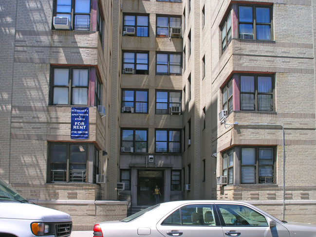 2095 Cruger Ave in Bronx, NY - Foto de edificio - Building Photo