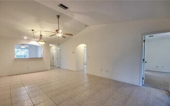 1045 SE 11th St in Cape Coral, FL - Foto de edificio - Building Photo