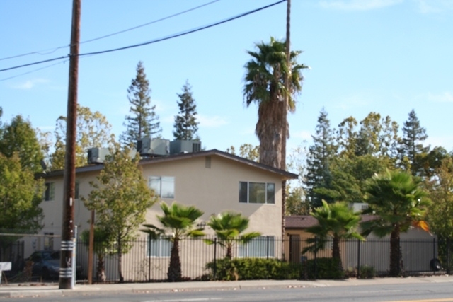 1752 Bell St in Sacramento, CA - Foto de edificio - Building Photo