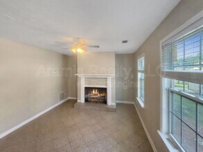 5542 Pine Gate Dr in Atlanta, GA - Foto de edificio - Building Photo