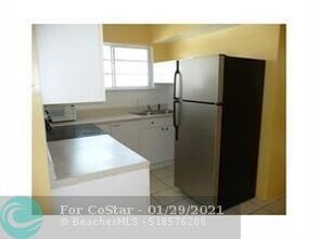 8011 Abbott Ave-Unit -8 in Miami Beach, FL - Foto de edificio - Building Photo