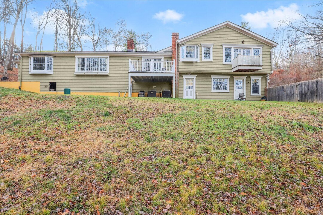 675 Quaker Rd in Chappaqua, NY - Building Photo