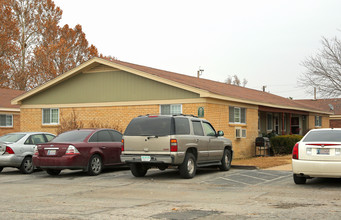 Mingo Village in Tulsa, OK - Foto de edificio - Building Photo