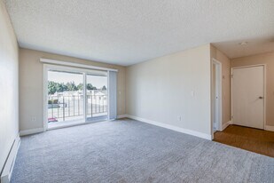 SUNDANCER APARTMENTS in Auburn, WA - Building Photo