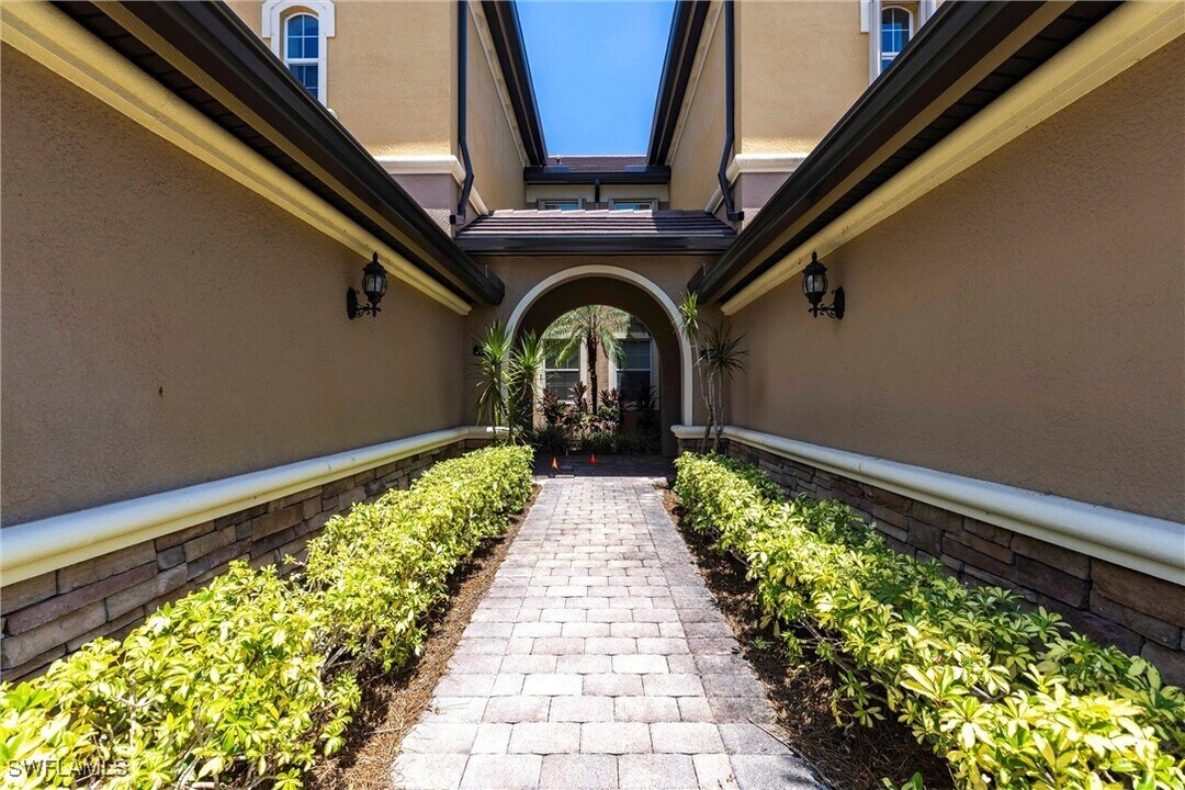 9550 Ironstone Terrace in Naples, FL - Building Photo