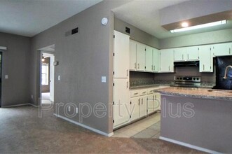 8020 E Thomas Rd in Scottsdale, AZ - Foto de edificio - Building Photo