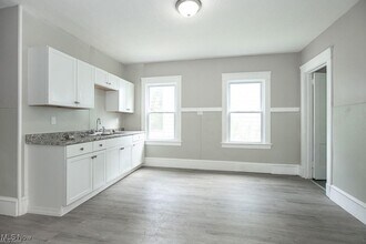 15517 Kipling Ave in Cleveland, OH - Foto de edificio - Building Photo