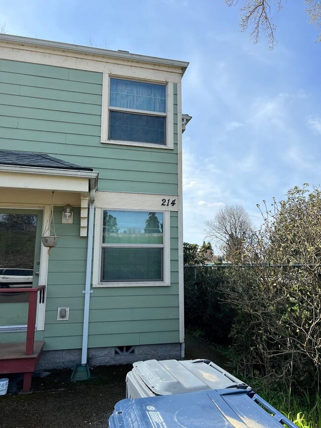 214 N Jefferson St in Eugene, OR - Foto de edificio - Building Photo