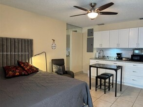 15059 SW 96th Terrace in Miami, FL - Foto de edificio - Building Photo