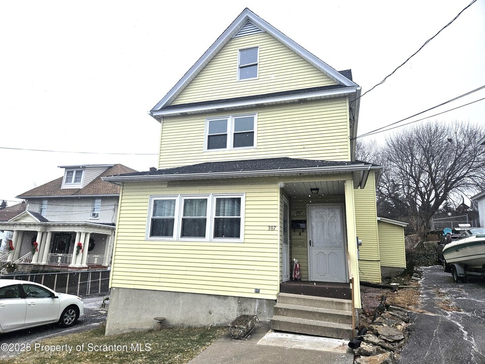 307 Smith St in Dunmore, PA - Building Photo