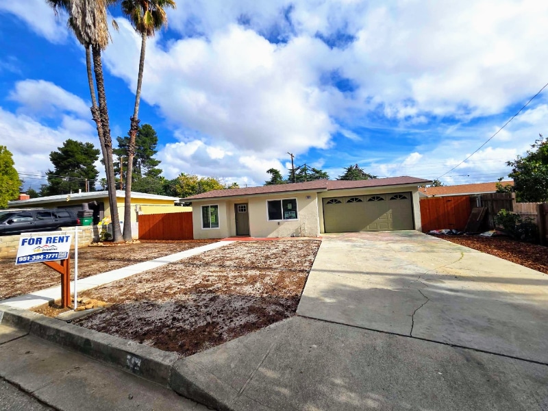 1358 N Murray St in Banning, CA - Foto de edificio