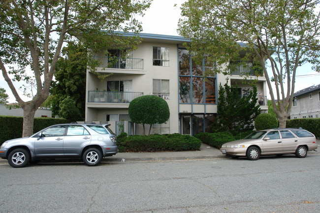 2210 Flores St in San Mateo, CA - Foto de edificio - Building Photo