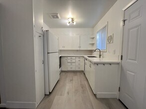 14095 SE Redwood Ave in Milwaukie, OR - Building Photo - Building Photo