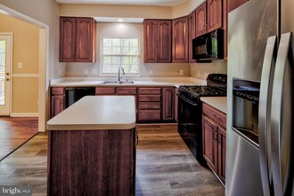 6859 Ridge Water Ct in Centreville, VA - Foto de edificio - Building Photo
