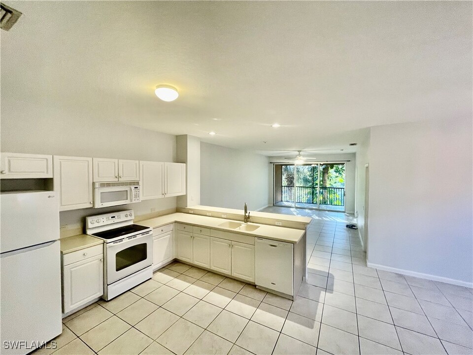 10033 Heather Ln in Naples, FL - Building Photo