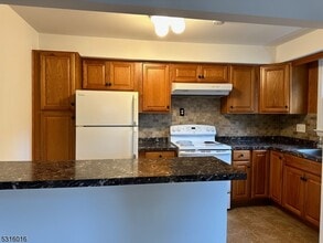 1 Oak Grove Rd in Caldwell, NJ - Building Photo - Building Photo