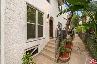 5727 Carlton Way in Los Angeles, CA - Building Photo