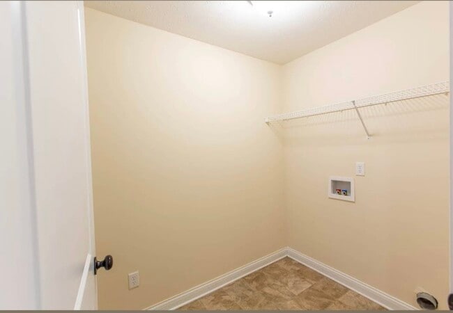 708 Academy Dr, Unit Apt 16 in New Albany, IN - Foto de edificio - Building Photo