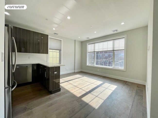 21-22 42nd St in Queens, NY - Building Photo - Building Photo