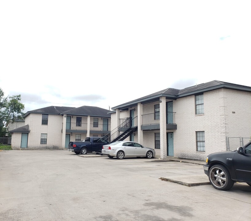 909 W Caffery Ave in Pharr, TX - Building Photo