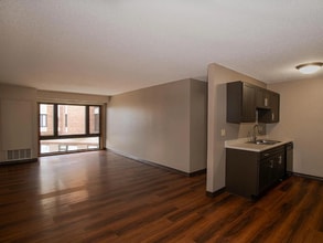 2015 Central Ave NE in Minneapolis, MN - Foto de edificio - Building Photo