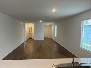 2215 Cyclone Dr in Lockhart, TX - Building Photo - Building Photo