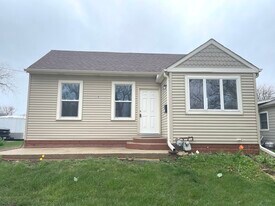 114 E Richmond St in Westmont, IL - Building Photo