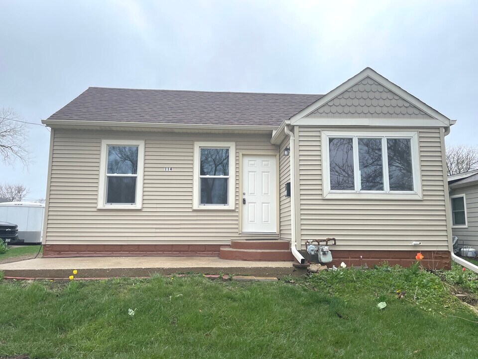 114 E Richmond St in Westmont, IL - Building Photo