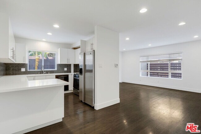 1055 S Bedford St in Los Angeles, CA - Building Photo - Building Photo