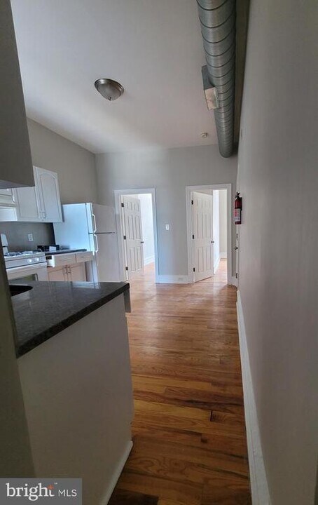 637 N 32nd St in Philadelphia, PA - Building Photo