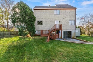 1 Rodeo Dr in Barrington, RI - Building Photo