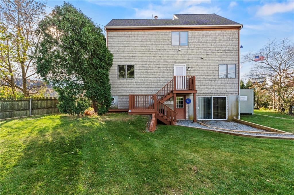 1 Rodeo Dr in Barrington, RI - Building Photo