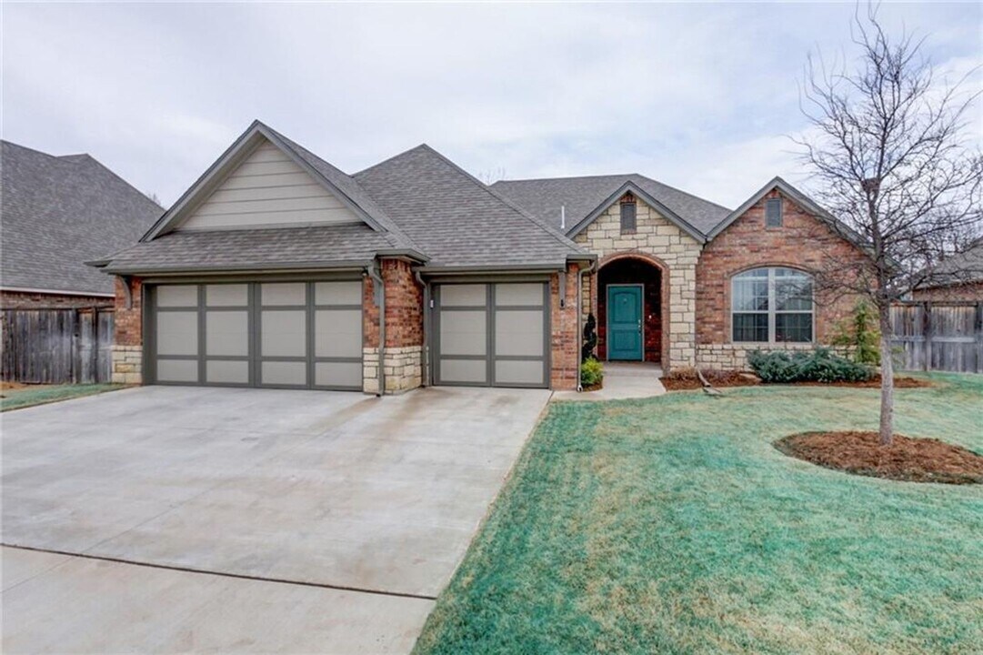 15900 Royal Crest Ln in Edmond, OK - Building Photo